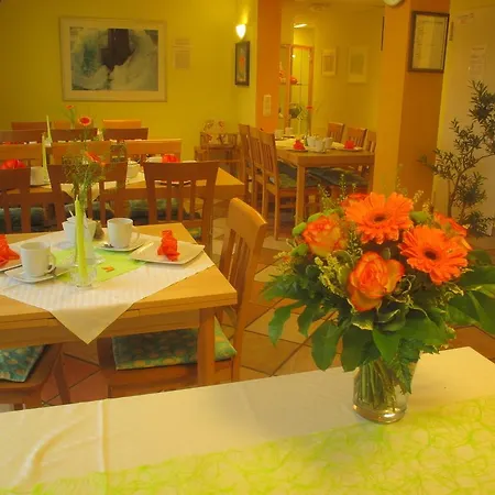 Gastehaus Schmid - Garni 招待所 3*