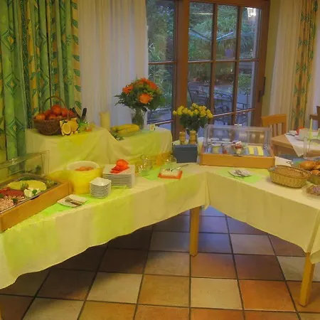 בית הארחה Gastehaus Schmid - Garni 3*